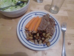 Hackbraten mit Möhren und Pastinaken, dazu grüner Salat